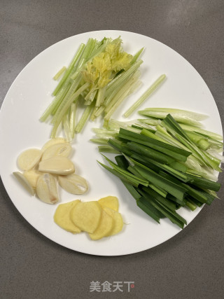 孜然羊肉卷的做法步调：1