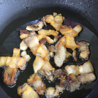 五花肉酸菜炒蚕豆的做法步调：5