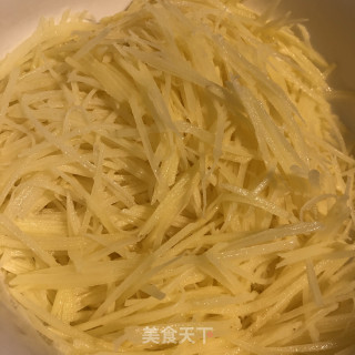 凉拌土豆丝的做法步调：1