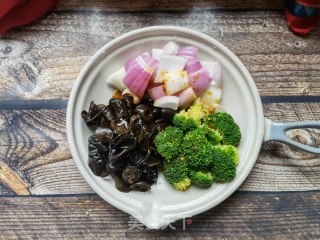洋葱木耳拌西兰花的做法步调：7