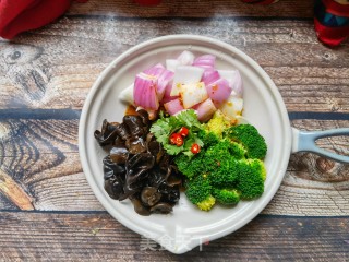 洋葱木耳拌西兰花的做法步调：8