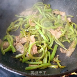 鸡蛋干猪肉炒辣椒的做法步调：11