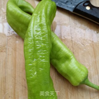 鸡蛋干猪肉炒辣椒的做法步调：1