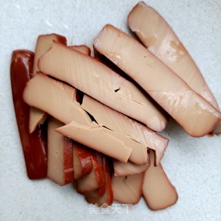 鸡蛋干猪肉炒辣椒的做法步调：4