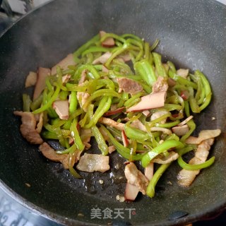 鸡蛋干猪肉炒辣椒的做法步调：14
