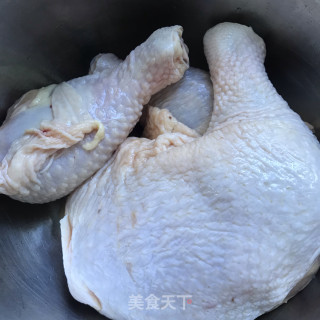 咖喱鸡肉盖浇饭的做法步调：1