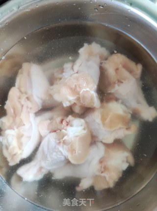喷鼻酥鸡翅根的做法步调：1