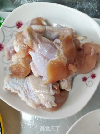 喷鼻酥鸡翅根的做法步调：3