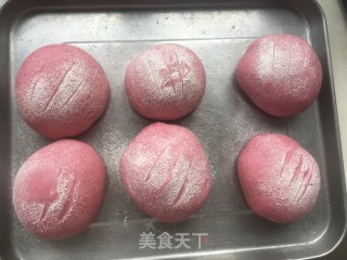 水龙果麻薯硬欧包的做法步调：16