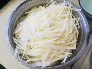 辣子土豆丝拌扯里的做法步调：1