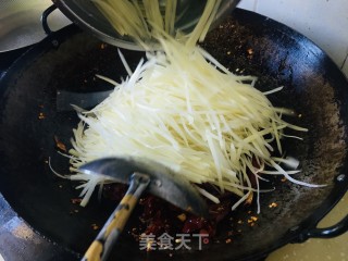 辣子土豆丝拌扯里的做法步调：7