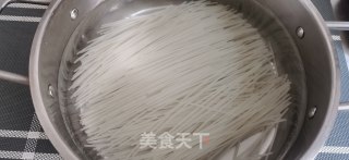 番茄肥牛米线的做法步调：1