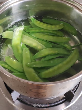 荷兰豆炒腊肉的做法步调：2