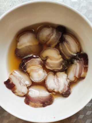 荷兰豆炒腊肉的做法步调：3