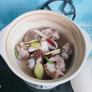 年夜骨头焖辣椒的做法步调：2
