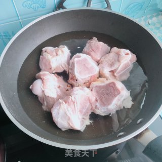年夜骨头焖辣椒的做法步调：1