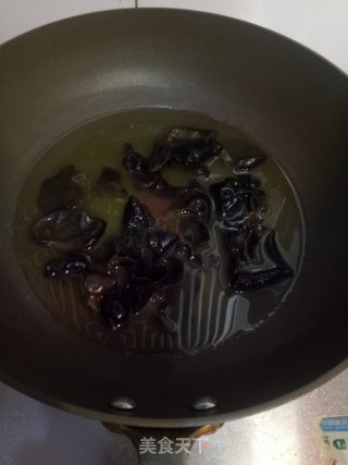 芦笋拌木耳的做法步调：3