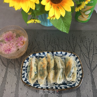 喷鼻煎冰花煎饺的做法步调：17