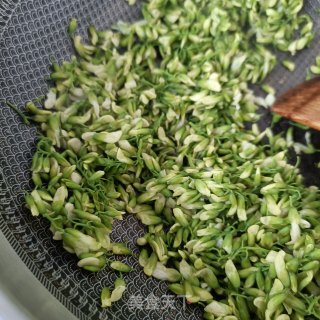 槐花馒头的做法步调：6