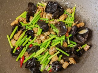 蒜苔木耳炒鸡腿肉的做法步调：12