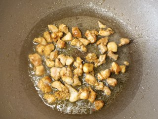 蒜苔木耳炒鸡腿肉的做法步调：7