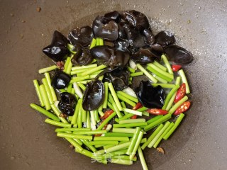 蒜苔木耳炒鸡腿肉的做法步调：9