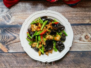 蒜苔木耳炒鸡腿肉的做法步调：13