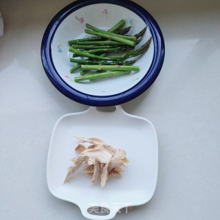 芦笋拌鸡胸肉的做法步调：1