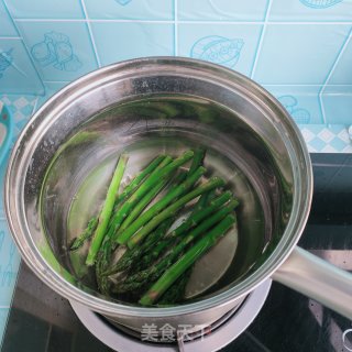 芦笋拌鸡胸肉的做法步调：2
