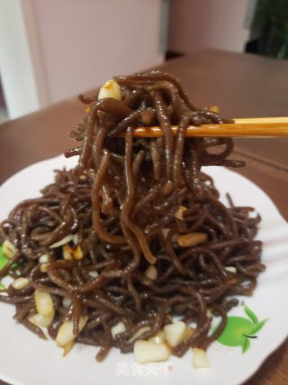 年夜蒜炒白薯饸烙里的做法步调：6