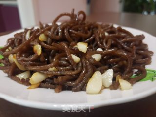 年夜蒜炒白薯饸烙里的做法步调：5
