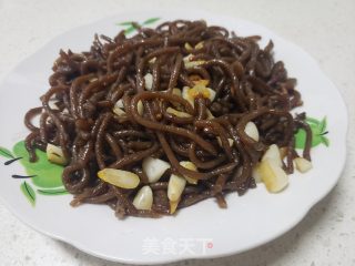 年夜蒜炒白薯饸烙里的做法步调：4