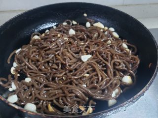 年夜蒜炒白薯饸烙里的做法步调：3