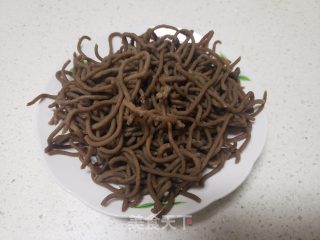 年夜蒜炒白薯饸烙里的做法步调：2