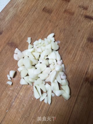 年夜蒜炒白薯饸烙里的做法步调：1