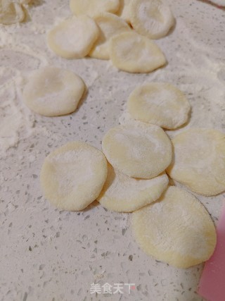喷鼻菇猪肉馅饺子的做法步调：8