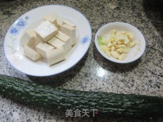 皋比青瓜炒豆腐的做法步调：1