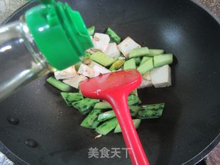 皋比青瓜炒豆腐的做法步调：7