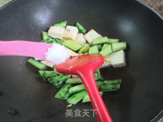 皋比青瓜炒豆腐的做法步调：8