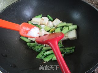 皋比青瓜炒豆腐的做法步调：9