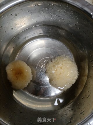 紫米银耳莲子粥的做法步调：2