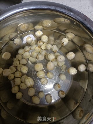 紫米银耳莲子粥的做法步调：3