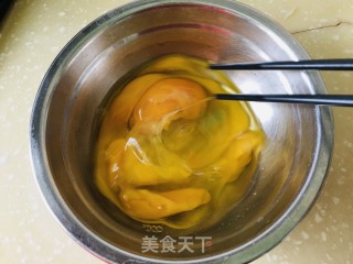 西白柿洋葱炒鸡蛋的做法步调：2