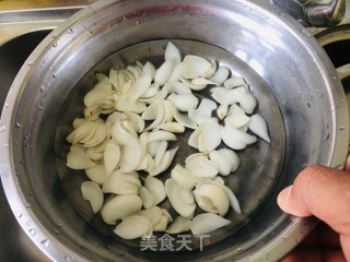 西芹炒百开的做法步调：1