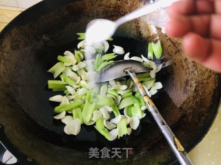 西芹炒百开的做法步调：8