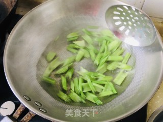 西芹炒百开的做法步调：3