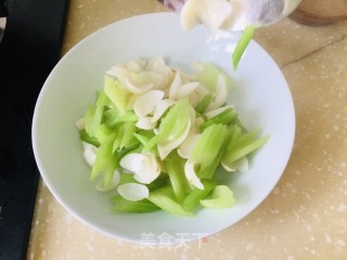 西芹炒百开的做法步调：5