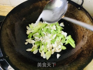 西芹炒百开的做法步调：11