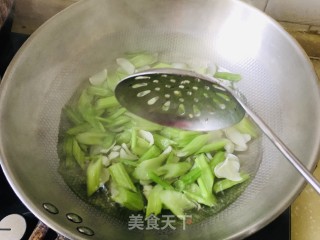 西芹炒百开的做法步调：4