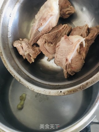 龙牙豆扇骨炖粉条的做法步调：4